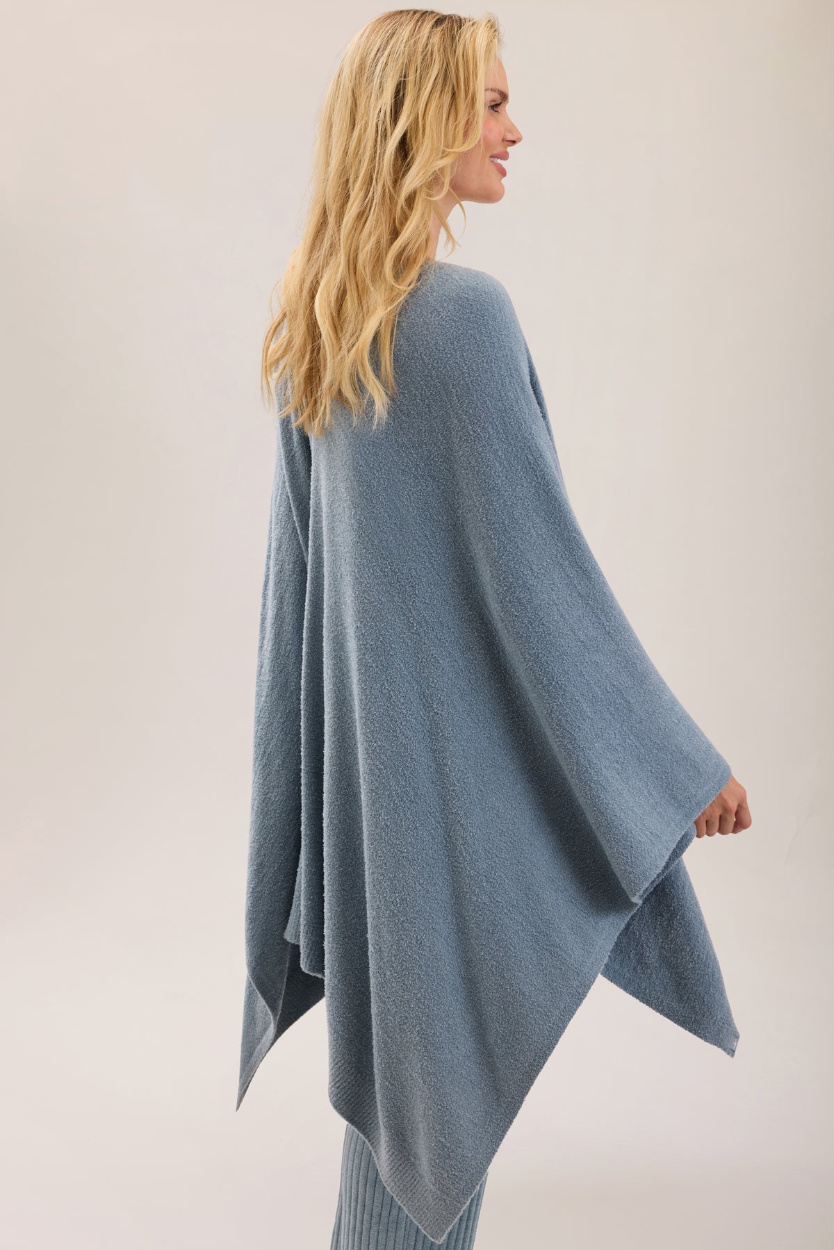 Barefoot Dreams Weekend Wrap OS Blue Aura