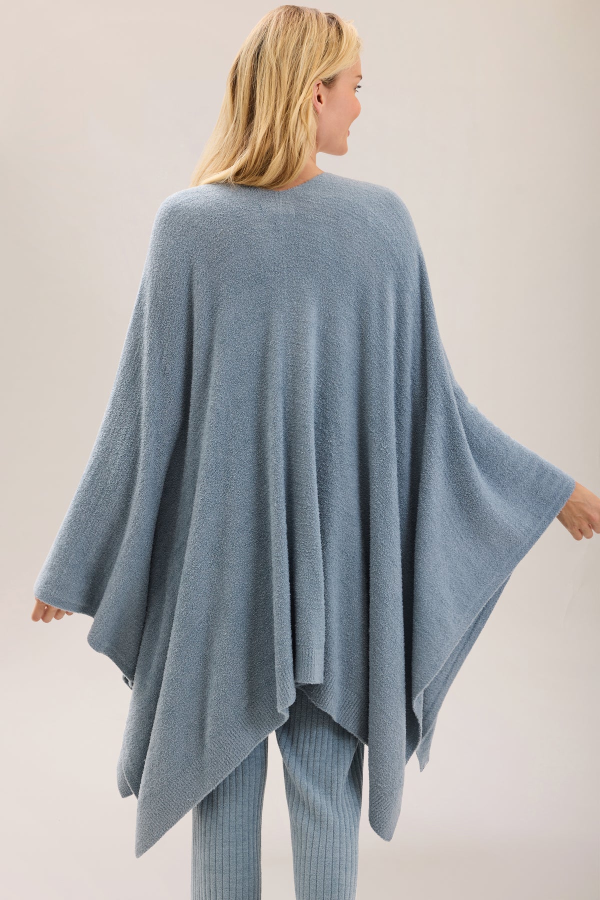 Barefoot Dreams Weekend Wrap OS Blue Aura