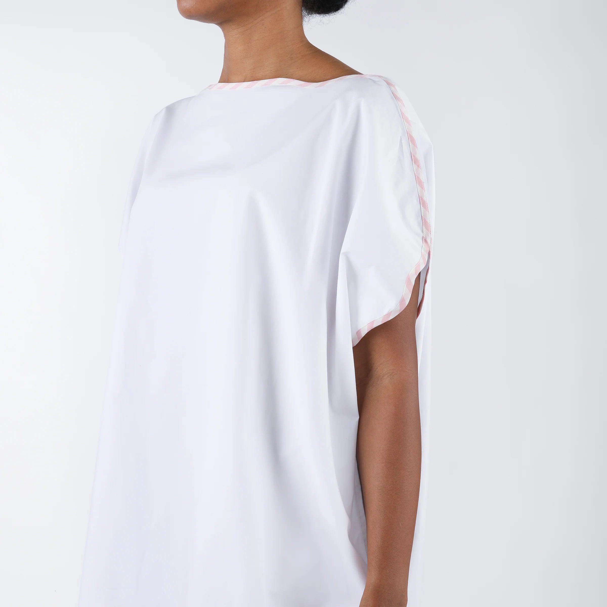 Vandy Scalloped Caftan - White with Pink Trim